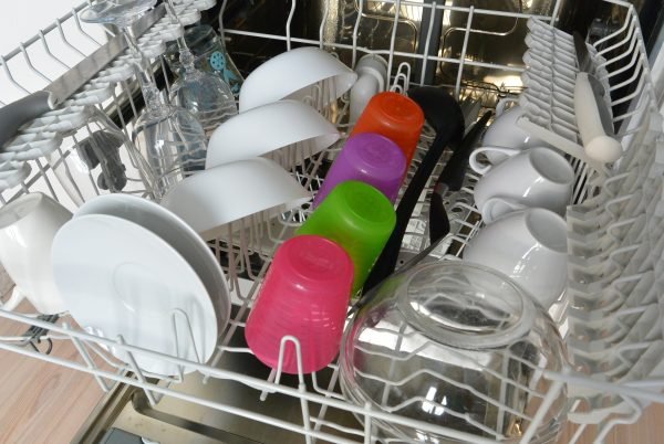 Loading cups, glasses, wine glasses in the dishwasher