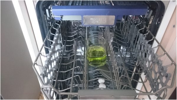 Removing tough stains in the dishwasher