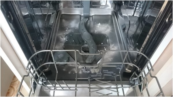clean a dishwasher 