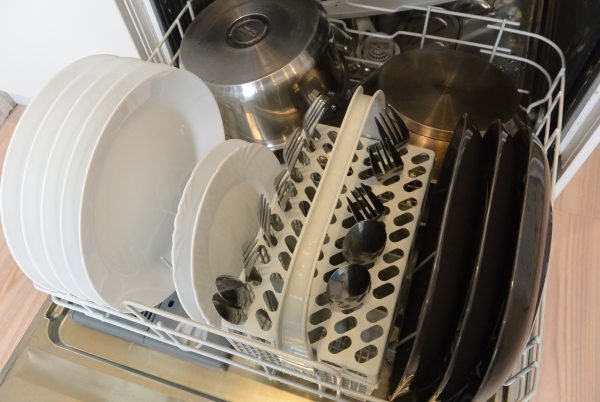 loading Pots and frying pans in the dishwasher