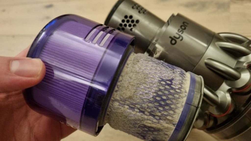 Cleaning the filter in a vacuum cleaner